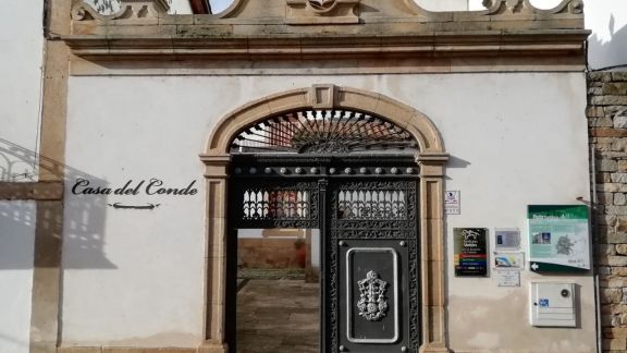 Portón de entrada a la Oficina de Turismo de Lumbrales